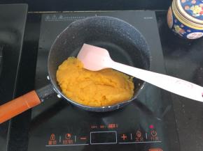 8、小火慢慢加热至成块状后拿到一边放凉备用，金沙奶黄馅儿就做好了。