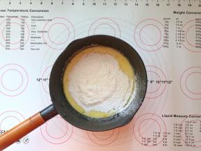 5、接着筛入低筋面粉和澄粉。