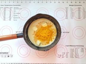 7、碎的咸蛋黄和黄油也放入小锅中。