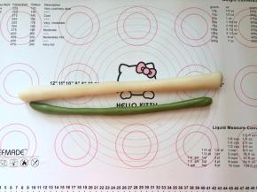 14、取60克的面团加入少许抹茶粉揉匀，两种不同颜色的冰皮搓成长条。