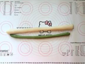14、取60克的面团加入少许抹茶粉揉匀，两种不同颜色的冰皮搓成长条。