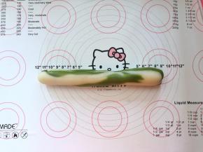 15、无规律的揉在一起，重新搓成长条。