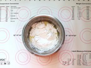 10、筛入粉类。