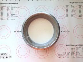 11、搅拌成无干粉，过筛备用。
