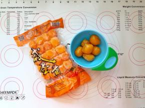 1、首先来制作金沙奶黄馅料，咸蛋黄提前蒸熟放凉备用。