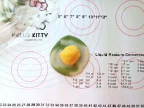 18、放上一个金沙奶黄馅儿。