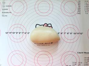 13、蒸好后稍凉一下揉成面团。