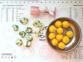 16、把冰皮分成10份，金沙奶黄馅儿分成10份。