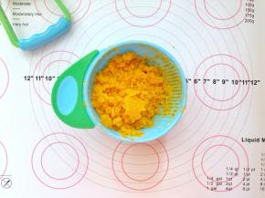 2、把蒸熟的蛋黄压碎。