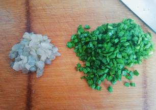 虾去头去皮去虾线  韭菜洗干净切碎