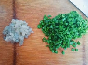 虾去头去皮去虾线  韭菜洗干净切碎