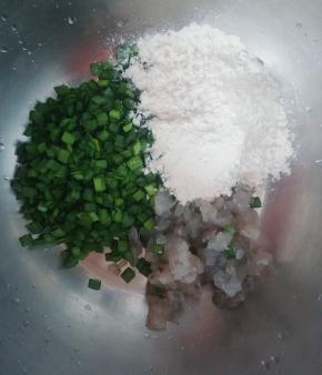 虾肉 韭菜  放入盆里  加面粉