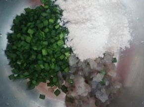 虾肉 韭菜  放入盆里  加面粉