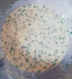  加丢丢盐   加清水搅拌成面糊