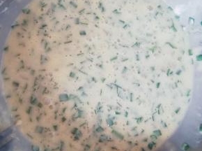  加丢丢盐   加清水搅拌成面糊