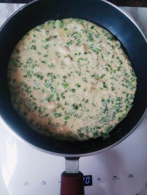 锅里倒入少许油    倒入面糊转动锅摊成饼状