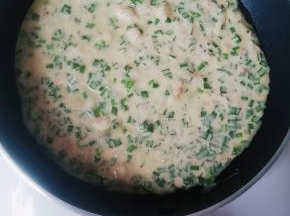锅里倒入少许油    倒入面糊转动锅摊成饼状