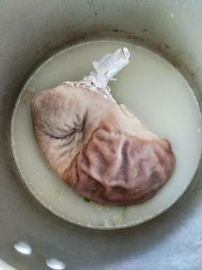 
猪肚用适量面粉和食用油搓洗干净，然后放入高压锅压12分钟，捞出。
