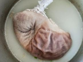 
猪肚用适量面粉和食用油搓洗干净，然后放入高压锅压12分钟，捞出。
