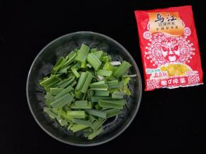 蒜苗洗干净拍一下，再切成小段。