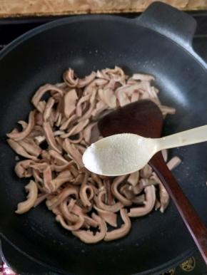 热锅凉油下猪肚条，再加入少许料酒，翻炒片刻。然后加入一丢丢盐。