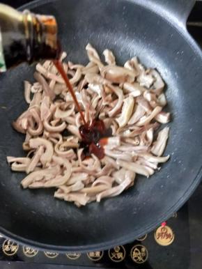 接着倒入适量耗油，翻炒均匀。