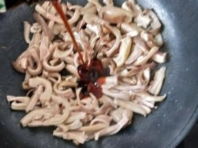 接着倒入适量耗油，翻炒均匀。