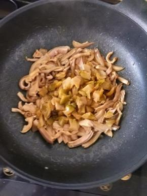 然后再放入榨菜，翻炒片刻。