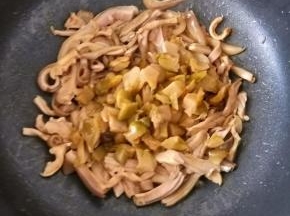 然后再放入榨菜，翻炒片刻。