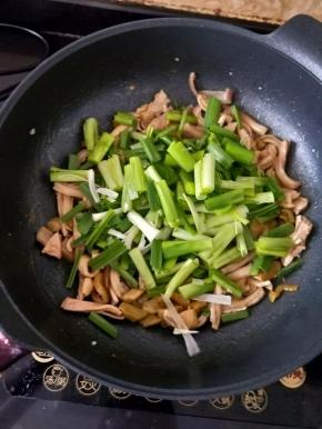 最后倒入蒜苗，翻炒至断生即可出锅。（榨菜本身带咸味，所以不用放太多盐）