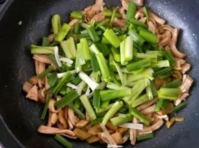 最后倒入蒜苗，翻炒至断生即可出锅。（榨菜本身带咸味，所以不用放太多盐）