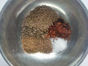 以上调味品材料放入碗中