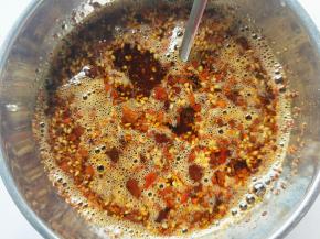 热锅放少量油，加热至八九成热，倒入调料粉中。