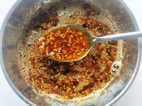 搅拌均匀成辣椒油。