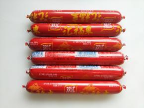 准备几根火腿肠。