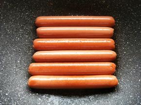 热锅放少量油，放入火腿肠。