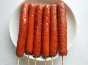 捞出控油。穿上竹签。