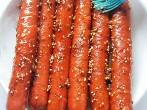 然后抹上调料汁。