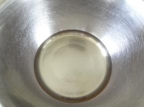 玉米油称量好倒入打蛋盆中