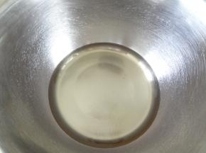 玉米油称量好倒入打蛋盆中