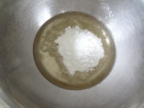 加入糖粉搅拌均匀