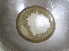 加入糖粉搅拌均匀