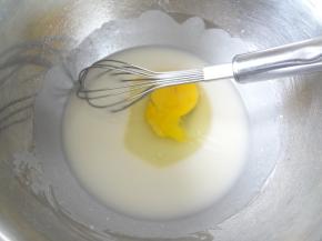 加入鸡蛋搅拌均匀，不要过度搅拌