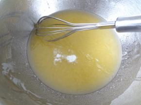 加入泡打粉和小苏打搅拌一下