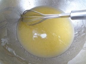 加入泡打粉和小苏打搅拌一下