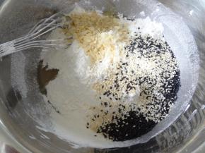 加入过筛好的低粉，黑白芝麻和杏仁片（杏仁片弄碎点加进去）