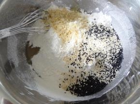 加入过筛好的低粉，黑白芝麻和杏仁片（杏仁片弄碎点加进去）
