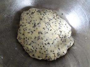 用刮刀搅拌成团带上手套揉成团后分成12份搓成团