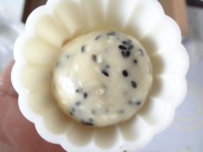 放入月饼模具后压成型