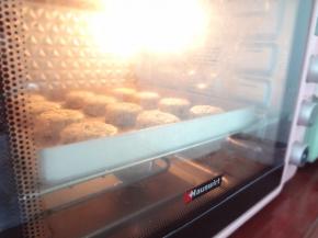 预热好的烤箱180度40分钟，中途上色加盖锡纸